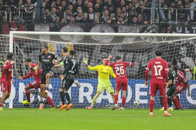 Virgil Van Dijk (FC Liverpool, 4) mit dem 1-2 per Kopf nach Eckbacll UEFA Champions League, 3. Spieltag: Eintracht Frankfurt - FC Liverpool am 22.10.25 in Deutsche Bank Park, Frankfurt Frankfurt Deutsche Bank Park Frankfurt Deutschland Copyright: xAlfioxMarinox