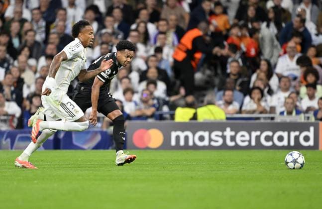 Real Madrid v Juventus - UEFA Champions League MADRID, SPAIN - OCTOBER 22: Weston McKennie (R) of Juventus in action against Eder Militao (L) of Real Madrid during the UEFA Champions League Week 3 match between Real Madrid and Juventus at Santiago Bernabeu Stadium in Madrid, Spain, on October 22, 2025. Burak Akbulut Anadolu Madrid Spain. Editorial use only. Please get in touch for any other usage.  Copyright: x2025xAnadoluxBurakxAkbulutx