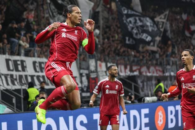 Eintracht Frankfurt - FC Liverpool, UEFA Champions League Virgil van Dijk (FC Liverpool, 4) jubelt nach seinm Tor zum 1:2. Rechts Hugo Ekitike (FC Liverpool, 22), im Hintergrund Cody Gakpo (FC Liverpool, 18). Spieltag 3 der UEFA Champions League zwischen Eintracht Frankfurt und dem FC Liverpool am 22. Oktober 2025 im Deutsche Bank Park in Frankfurt am Main., Frankfurt am Main Hessen Deutschland Deutsche Bank Park