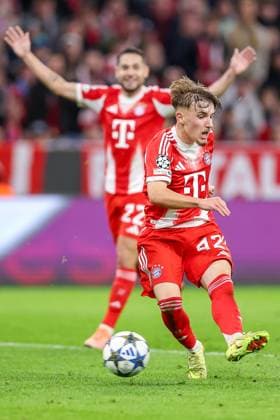 22.10.2025, Fußball, UEFA Champions League, FC Bayern München - Club Brügge, Allianz Arena, Saison 2025 2026: Lennart Karl (FC Bayern Muenchen 42) beim Schuss auf das Tor Regulations prohibit any use of photographs as image sequences and or quasi-video. Bayern Deutschland
