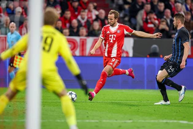 22.10.2025, Fußball, UEFA Champions League, FC Bayern München - Club Brügge, Allianz Arena, Saison 2025 2026: Harry Kane (FC Bayern Muenchen 09) im Zweikampf gegen Brandon Mechele (Club Bruegge 44) beim Schuss auf das Tor von Torwart Nordin Jackers (Club Bruegge 29) Regulations prohibit any use of photographs as image sequences and or quasi-video. Bayern Deutschland