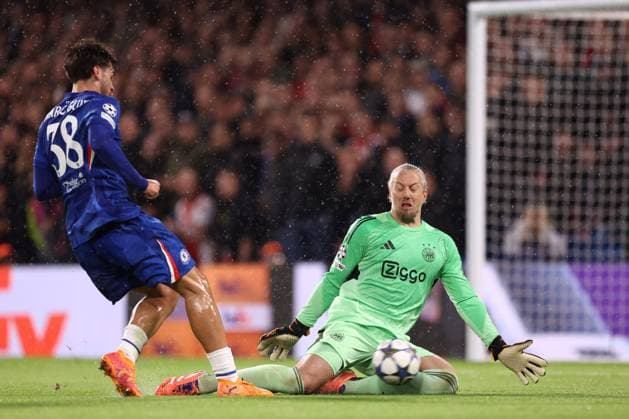 Chelsea v Ajax 22 October 2025, London - UEFA Champions League - League Stage - Chelsea v Ajax - Ajax goalkeeper Remko Pasveer makes a save from Marc Guiu of Chelsea - Photo: Jacques Feeney Offside. London UK Copyright: xJacquesxFeeneyx xOffsidexOffside