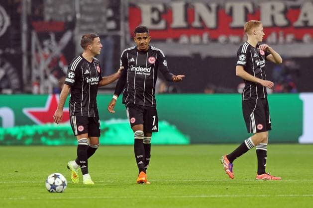 22.10.2025, xovx, Fußball UEFA Champions League, Eintracht Frankfurt - FC Liverpool v.l. Mario Götze (Eintracht Frankfurt), Ansgar Knauff (Eintracht Frankfurt) und Hugo Larsson (Eintracht Frankfurt) enttäuscht, enttäuscht schauend nach dem Tor zum 1:3 (DFL DFB REGULATIONS PROHIBIT ANY USE OF PHOTOGRAPHS as IMAGE SEQUENCES and or QUASI-VIDEO) emspor Frankfurt am Main