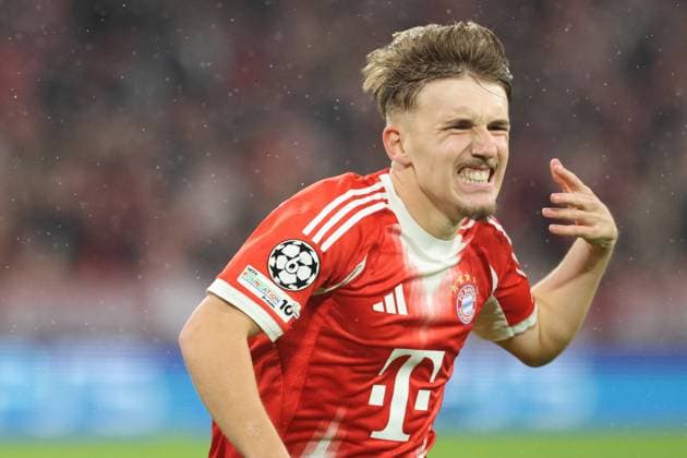 42 Lennart Karl (FCB) erzielt das Tor zum 1-0 gegen 4 Joel Ordonez, 62 Lynnt Audoor (FC Brügge) und jubelt, Jubel, Torjubel, Fussball FC Bayern München - FC Brügge UEFA Champions League 22.10.2025 Allianz Arena FOTO: Mladen Lackovic LakoPress