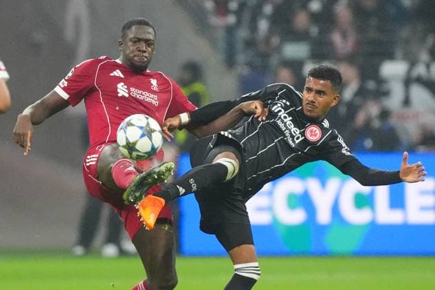 Ibrahima Konate (Liverpool FC) im Zweikampf mit Ansgar Knauff (Eintracht Frankfurt, 36) - Frankfurt 22.10.2025: Eintracht Frankfurt vs. FC Liverpool, Deutsche Bank Park, UEFA Champions League