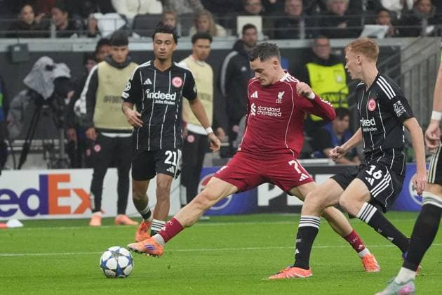 Florian Wirtz (Liverpool FC) gegen Hugo Larsson (Eintracht Frankfurt, 16) - Frankfurt 22.10.2025: Eintracht Frankfurt vs. FC Liverpool, Deutsche Bank Park, UEFA Champions League