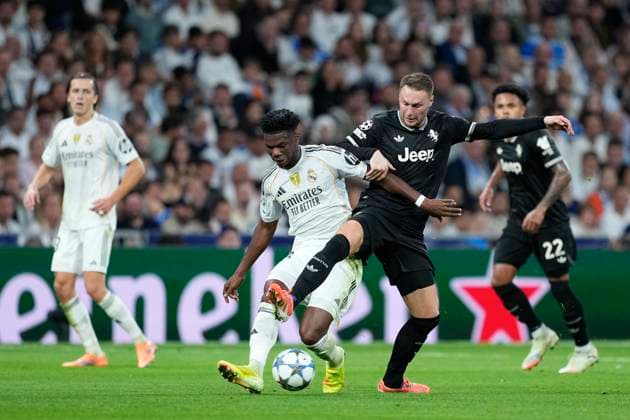 October 22, 2025, Madrid, Madrid, Spain: Aurelien Tchouameni of Real Madrid CF and Teun Koopmeiners of Juventus de Turin in action during the UEFA Champions League 2025 26 League Phase MD3 match between Real Madrid C.F. and Juventus FC at Estadio Santiago Bernabeu on October 22, 2025 in Madrid, Spain. Madrid Spain - ZUMAa181 20251022_zaa_a181_170 Copyright: xOscarxJ.xBarrosox