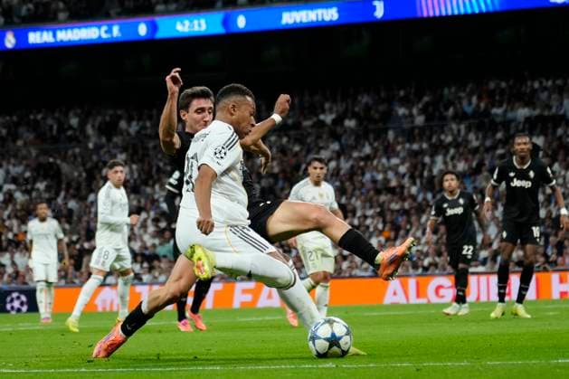 Real Madrid C.F. v Juventus - UEFA Champions League 2025 26 League Phase MD3 Kylian Mbappe centre-forward of Real Madrid and France and Andrea Cambiaso left midfield of Juventus and Italy compete for the ball during the UEFA Champions League 2025 26 League Phase MD3 match between Real Madrid C.F. and Juventus at Estadio Santiago Bernabeu on October 22, 2025 in Madrid, Spain. Madrid Spain  Copyright: xJosexBretonx originalFilename:bretonhernandez-realmadr251022_npBMX.jpg
