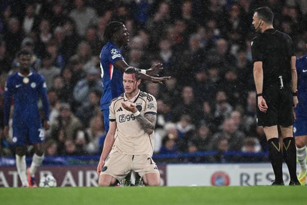 LONDON, ENGLAND - OCTOBER 22: Wout Weghorst of Ajax with a bleeding head injury during the UEFA Champions League 2025 26 League Phase MD3 match between Chelsea FC and AFC Ajax at Stamford Bridge on October 22, 2025 in London, England. Photo Sebastian Frej Chelsea FC v AFC Ajax - UEFA Champions League 2025 26 League Phase MD3 Copyright: xSebastianxFrejx