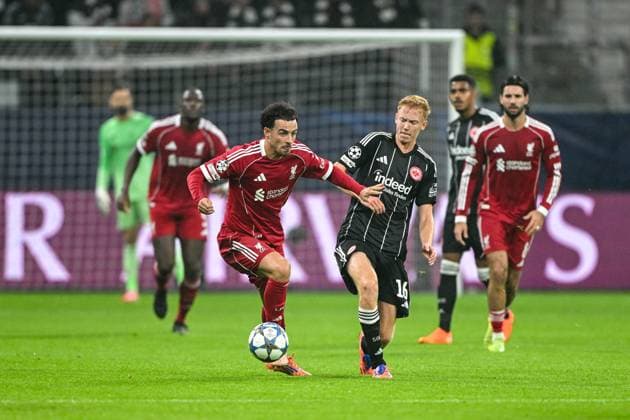 Curtis Jones (FC Liverpool, 17) im Zweikampf mit Hugo Larsson (Eintracht Frankfurt, 16), GER, Eintracht Frankfurt vs FC Liverpool, Fussball, UEFA Champions League, Ligaphase, 3. Spieltag, Spielzeit 2025 2026, 22.10.2025. GER, Eintracht Frankfurt vs FC Liverpool, Fussball, UEFA Champions League, Ligaphase, 3. Spieltag, Spielzeit 2025 2026, 22.10.2025. Frankfurt am Main Copyright: xEibner-Pressefoto FlorianxWiegandx EP_FWD