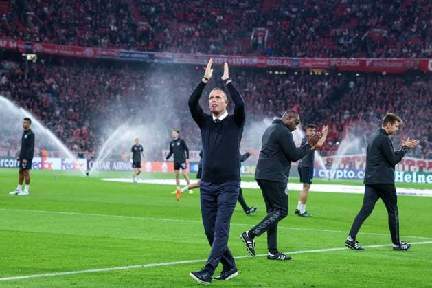 Cheftrainer Nicky Hayen (Club Brugge) gruesst die mitgereisten Fans, FC Bayern Muenchen vs. Club Brugge, Fussball, Maenner, UEFA Champions League, Saison 2025 2026, Allianz Arena, 3. Spieltag, 22.10.2025 Muenchen Bayern Deutschland