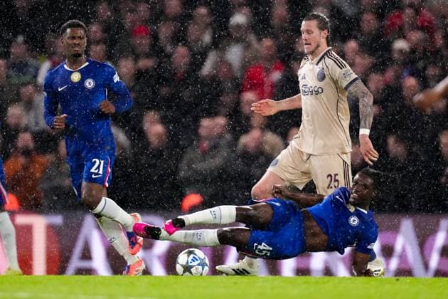 2025-10-22 Chelsea FC v AFC Ajax - UEFA Champions League 2025 26 League Phase MD3 LONDON, UNITED KINGDOM - OCTOBER 22: Romeo Lavia of Chelsea FC battles for possession with Wout Weghorst of AFC Ajax during the UEFA Champions League 2025 26 League Phase MD3 match between Chelsea FC and AFC Ajax at Stamford Bridge on October 22, 2025 in London, England. London Stamford Bridge United Kingdom Content not available for redistribution in The Netherlands directly or indirectly through any third parties. Copyright: xJorisxVerwijstx