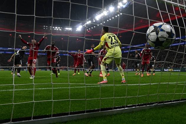 22.10.2025, xjhx, Fussball UEFA Champions League, Eintracht Frankfurt - FC Liverpool v.l. Ibrahima Konate (FC Liverpool) Torschuetze, erzielt das Tor, Treffer, scores the goal 1:3 Michael Zetterer (Eintracht Frankfurt) (UEFA REGULATIONS PROHIBIT ANY USE OF PHOTOGRAPHS as IMAGE SEQUENCES and or QUASI-VIDEO) Frankfurt am Main
