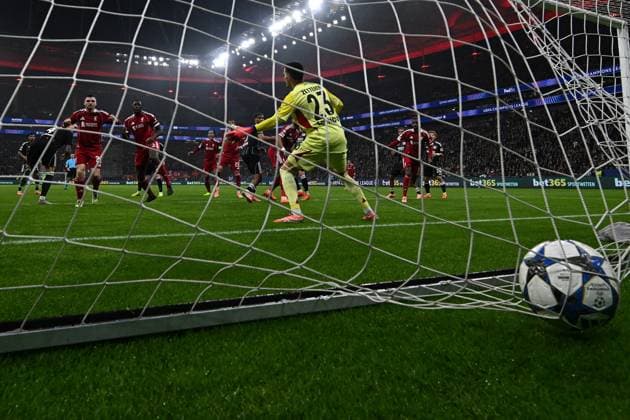 22.10.2025, xjhx, Fussball UEFA Champions League, Eintracht Frankfurt - FC Liverpool v.l. Ibrahima Konate (FC Liverpool) Torschuetze, erzielt das Tor, Treffer, scores the goal 1:3 Michael Zetterer (Eintracht Frankfurt) (UEFA REGULATIONS PROHIBIT ANY USE OF PHOTOGRAPHS as IMAGE SEQUENCES and or QUASI-VIDEO) Frankfurt am Main