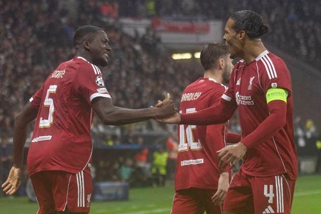 UEFA Champions League: Eintracht Franfurt - Liverpool FC, 22.10.2025 Ibrahima Konate (Liverpool FC 5) klatscht mit Virgil van Dijk (Liverpool FC 4) nach seinem Tor zum 3:1 ab, Eintracht Franfurt - Liverpool FC, Frankfurt, Deutsche Bank Park, 22.10.2025 Copyright: xBEAUTIFULxSPORTS Gawlikx