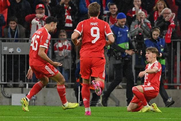 22.10.2025, xjrdrx, Fussball UEFA Champions League, FC Bayern Muenchen - Club Brügge v.l. Torjubel nach dem Tor zum celebrating the goal celebrate 1:0 durch Lennart Karl (FC Bayern Muenchen) (DFL DFB REGULATIONS PROHIBIT ANY USE OF PHOTOGRAPHS as IMAGE SEQUENCES and or QUASI-VIDEO) Muenchen