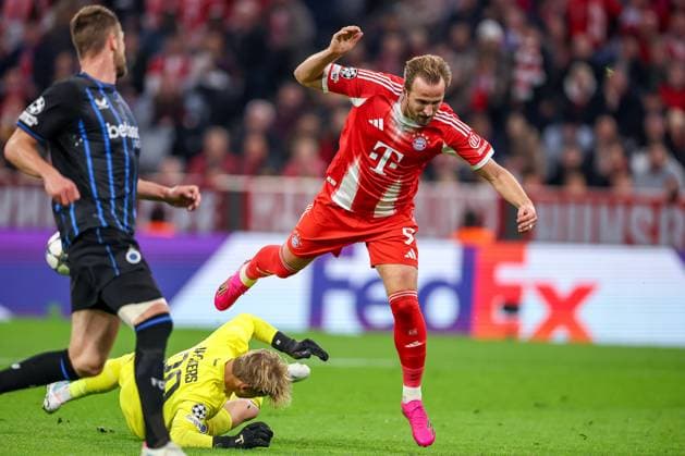 22.10.2025, Fußball, UEFA Champions League, FC Bayern München - Club Brügge, Allianz Arena, Saison 2025 2026: Harry Kane (FC Bayern Muenchen 09) scheitert an Torwart Nordin Jackers (Club Bruegge 29) Regulations prohibit any use of photographs as image sequences and or quasi-video. Bayern Deutschland