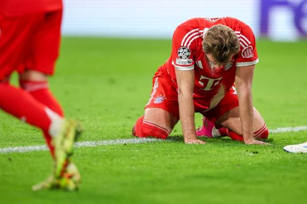 22.10.2025, Fußball, UEFA Champions League, FC Bayern München - Club Brügge, Allianz Arena, Saison 2025 2026: Harry Kane (FC Bayern Muenchen 09) ärgert sich nach dem verschossenen Tor - kniet enttäuscht auf dem Spielfeld Enttäuschung Regulations prohibit any use of photographs as image sequences and or quasi-video. Bayern Deutschland