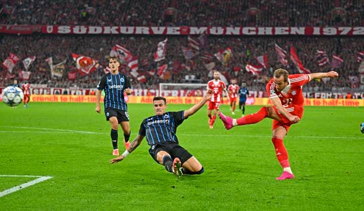 22.10.2025, Fussball UEFA Championsleague 2025 2026: Vorrunde 3.Spieltag, FC Bayern München - Club Brügge, in der Allianz-Arena München. v.l. Aleksandar Stankovic (Club Brügge) gegen Harry Kane (FC Bayern München)