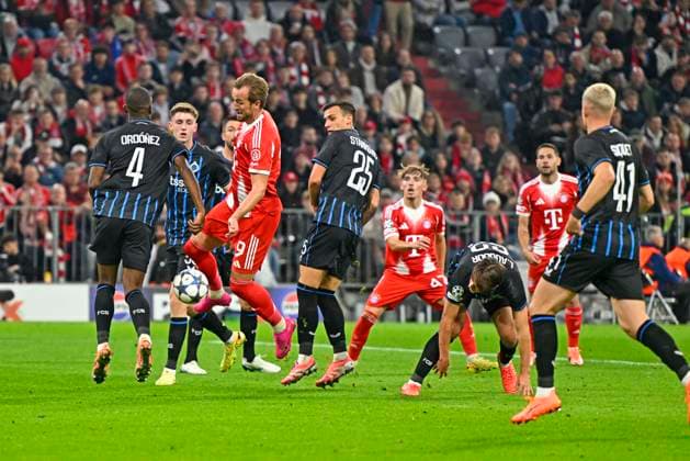 22.10.2025, Fussball UEFA Championsleague 2025 2026: Vorrunde 3.Spieltag, FC Bayern München - Club Brügge, in der Allianz-Arena München. Harry Kane (FC Bayern München) gegen alle Spieler aus Brügge
