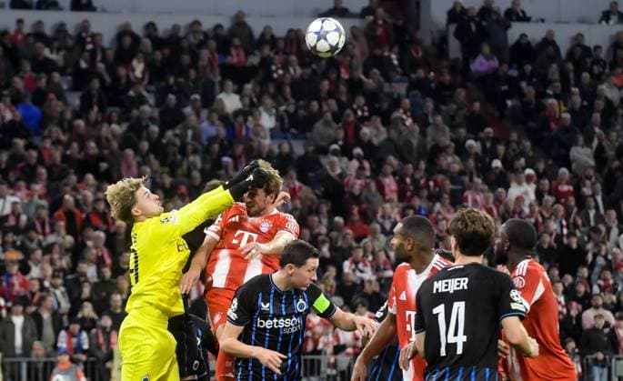 22.10.2025, xemx, Fussball UEFA Champions League, FC Bayern Muenchen - Club Brügge v.l. Nordin Jackers (Club Brügge), Harry Kane (FC Bayern Muenchen) Zweikampf, Aktion, action, battle for the ball (DFL DFB REGULATIONS PROHIBIT ANY USE OF PHOTOGRAPHS as IMAGE SEQUENCES and or QUASI-VIDEO) Muenchen