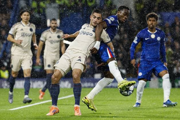 LONDON - (l-r) Lucas Rosa of Ajax, Jamie Gittens of Chelsea FC during the UEFA Champions League match between Chelsea FC and AFC Ajax at Stamford Bridge on October 22, 2025, in London, United Kingdom. ANP MAURICE VAN STEEN UEFA Champions League 2025-2026 xVIxANPxSportx xxANPxIVx 539995679 originalFilename: 539995679.jpg