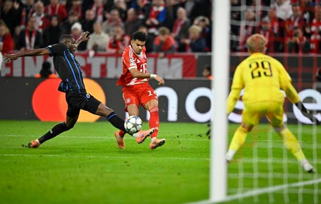 Zweikampf, Aktion Joel Ordonez Club Brugge FC Bruegge (04) gegen Luis Diaz FC Bayern Muenchen FCB (14) Torwart Nordin Jackers Club Brugge FC Bruegge (29) FC Bayern Muenchen FCB vs Club Brugge FC Bruegge Spieltag 03 22.10.2025 DFL REGULATIONS PROHIBIT ANY USE OF PHOTOGRAPHS AS IMAGE SEQUENCES AND OR QUASI-VIDEO FC Bayern Muenchen FCB vs Club Brugge FC Bruegge