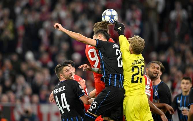 Strafraumszene, Torraumszene Kopfballduell Zweikampf Aktion Torwart Nordin Jackers Club Brugge FC Bruegge (29) gegen Harry Kane FC Bayern Muenchen FCB (09) Aleksandar Stankovic Club Brugge FC Bruegge (25) Brandon Mechele Club Brugge FC Bruegge (44) FC Bayern Muenchen FCB vs Club Brugge FC Bruegge Spieltag 03 22.10.2025 DFL REGULATIONS PROHIBIT ANY USE OF PHOTOGRAPHS AS IMAGE SEQUENCES AND OR QUASI-VIDEO FC Bayern Muenchen FCB vs Club Brugge FC Bruegge