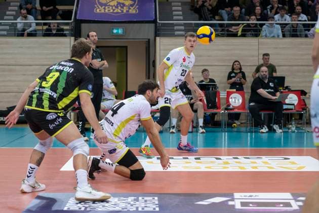 1.Volleyball Bundesliga -Saison 2025 2026 VC Bitterfeld-Wolfen vs.Helios Grizzlys Giesen Halle, Deutschland 22. Oktober 2025: Im Bild:Miguel Sinfronio (Giesen) und Lars Migge (Giesen) Halle Saale SWH Arena Sachsen-Anhalt Deutschland