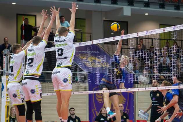 1.Volleyball Bundesliga -Saison 2025 2026 VC Bitterfeld-Wolfen vs.Helios Grizzlys Giesen Halle, Deutschland 22. Oktober 2025: Im Bild:v.li.Lars Migge (Giesen), Jakob Günthör Guenthoer (Giesen), Mateusz Borkowski (Giesen) und Samuel Schellenberg (Bitterfeld) Halle Saale SWH Arena Sachsen-Anhalt Deutschland