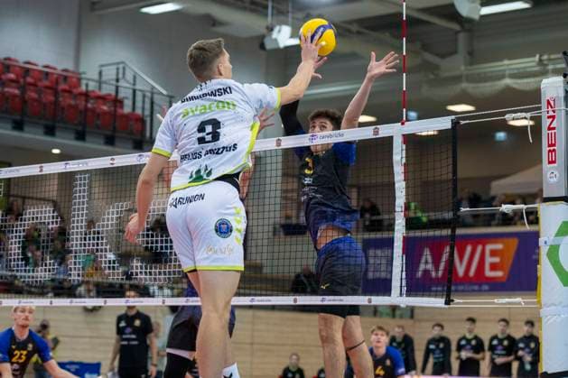 1.Volleyball Bundesliga -Saison 2025 2026 VC Bitterfeld-Wolfen vs.Helios Grizzlys Giesen Halle, Deutschland 22. Oktober 2025: Im Bild:v.li.Mateusz Borkowski (Giesen) und Sebastian Lara (Bitterfeld) Halle Saale SWH Arena Sachsen-Anhalt Deutschland