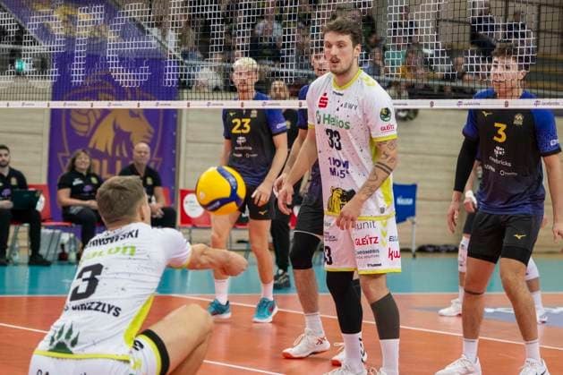 1.Volleyball Bundesliga -Saison 2025 2026 VC Bitterfeld-Wolfen vs.Helios Grizzlys Giesen Halle, Deutschland 22. Oktober 2025: Im Bild:v.li.Mateusz Borkowski (Giesen) und Ilja Ivanov (Giesen) Halle Saale SWH Arena Sachsen-Anhalt Deutschland