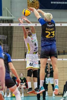 1.Volleyball Bundesliga -Saison 2025 2026 VC Bitterfeld-Wolfen vs.Helios Grizzlys Giesen Halle, Deutschland 22. Oktober 2025: Im Bild:v.li.Miguel Sinfronio (Giesen) und Samuel Schellenberg (Bitterfeld) Halle Saale SWH Arena Sachsen-Anhalt Deutschland