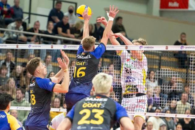 1.Volleyball Bundesliga -Saison 2025 2026 VC Bitterfeld-Wolfen vs.Helios Grizzlys Giesen Halle, Deutschland 22. Oktober 2025: Im Bild:v.li.Dax Tompkins (Bitterfeld),Paul Stommel (Bitterfeld) und Austin Wilmot (Giesen) Halle Saale SWH Arena Sachsen-Anhalt Deutschland