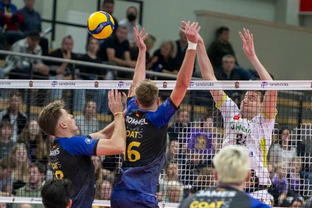 1.Volleyball Bundesliga -Saison 2025 2026 VC Bitterfeld-Wolfen vs.Helios Grizzlys Giesen Halle, Deutschland 22. Oktober 2025: Im Bild:v.li.Dax Tompkins (Bitterfeld),Paul Stommel (Bitterfeld) und Austin Wilmot (Giesen) Halle Saale SWH Arena Sachsen-Anhalt Deutschland