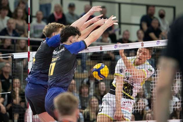 1.Volleyball Bundesliga -Saison 2025 2026 VC Bitterfeld-Wolfen vs.Helios Grizzlys Giesen Halle, Deutschland 22. Oktober 2025: Im Bild:v.li.Tom Borchert (Bitterfeld),Nick Breitenbach (Bitterfeld) und Mateusz Borkowski (Giesen) Halle Saale SWH Arena Sachsen-Anhalt Deutschland