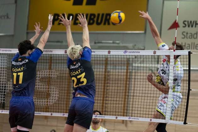 1.Volleyball Bundesliga -Saison 2025 2026 VC Bitterfeld-Wolfen vs.Helios Grizzlys Giesen Halle, Deutschland 22. Oktober 2025: Im Bild:v.li.Nick Breitenbach (Bitterfeld), Samuel Schellenberg (Bitterfeld) und Lars Migge (Giesen) Halle Saale SWH Arena Sachsen-Anhalt Deutschland