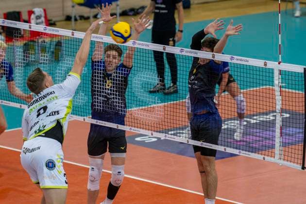 1.Volleyball Bundesliga -Saison 2025 2026 VC Bitterfeld-Wolfen vs.Helios Grizzlys Giesen Halle, Deutschland 22. Oktober 2025: Im Bild:v.li.Mark Rura (Giesen), Dax Tompkins (Bitterfeld) und Sebastian Lara (Bitterfeld) Halle Saale SWH Arena Sachsen-Anhalt Deutschland