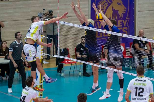 1.Volleyball Bundesliga -Saison 2025 2026 VC Bitterfeld-Wolfen vs.Helios Grizzlys Giesen Halle, Deutschland 22. Oktober 2025: Im Bild:v.li.Lars Migge (Giesen), Dax Tompkins (Bitterfeld-Wolfen) und Dax Tompkins (Bitterfeld) Halle Saale SWH Arena Sachsen-Anhalt Deutschland