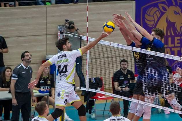 1.Volleyball Bundesliga -Saison 2025 2026 VC Bitterfeld-Wolfen vs.Helios Grizzlys Giesen Halle, Deutschland 22. Oktober 2025: Im Bild:v.li.Juan Manuel Gonzalez Limon (Giesen), Paul Stommel (Bitterfeld) und Dax Tompkins (Bitterfeld) Halle Saale SWH Arena Sachsen-Anhalt Deutschland