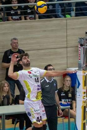 1.Volleyball Bundesliga -Saison 2025 2026 VC Bitterfeld-Wolfen vs.Helios Grizzlys Giesen Halle, Deutschland 22. Oktober 2025: Im Bild:Juan Manuel Gonzalez Limon (Giesen) Halle Saale SWH Arena Sachsen-Anhalt Deutschland