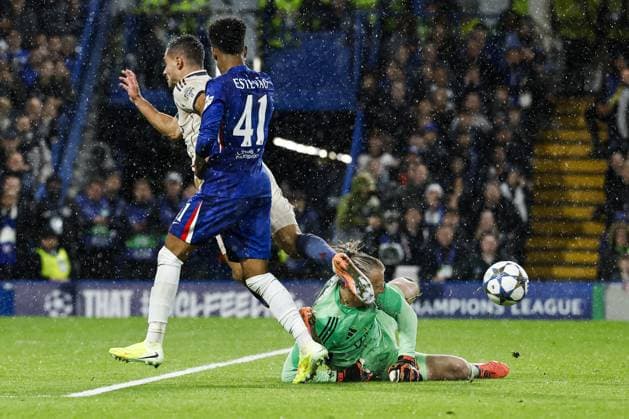 LONDON - (l-r) Lucas Rosa of Ajax, Estevao of Chelsea FC, Ajax goalkeeper Remko Pasveer during the UEFA Champions League match between Chelsea FC and AFC Ajax at Stamford Bridge on October 22, 2025, in London, United Kingdom. ANP MAURICE VAN STEEN UEFA Champions League 2025-2026 xVIxANPxSportx xxANPxIVx 539996297 originalFilename: 539996297.jpg