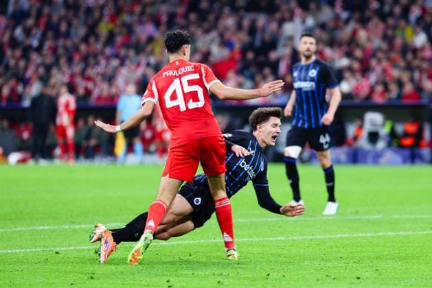Christos Tzolis (8, Club Brugge) und Aleksandar Pavlovic (45, FC Bayern München) beim Spiel zwischen FC Bayern München v Club Brugge, Fußball, Herren, UEFA Champions League, 2025 2026, 3.Spieltag am 22.10.2025 in München, Allianz-Arena. DFL and DFB regulations prohibit any use of photographs as image sequences and or quasi-video. Bayern Deutschland