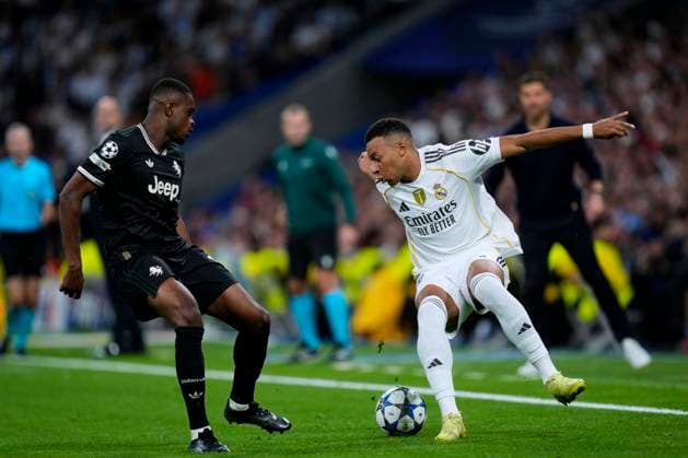 ESP: Real Madrid v Juventus. UEFA Champions League. Matchday 3. Pierre Kalulu of Juventus FC and Kylian Mbappe of Real Madrid CF during the UEFA Champions League match, between Real Madrid and Juventus, matchday 3, played at Santiago Bernabeu Stadium on October 22, 2025 in Madrid, Spain. kpng Copyright: xCesarxCebollax xPRESSINx MM_241022_RMA_JUV_2526_157