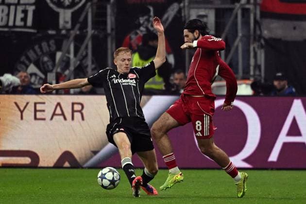 22.10.2025, xpsx, Fussball UEFA Champions League, Eintracht Frankfurt - FC Liverpool v.l. Hugo Larsson (Eintracht Frankfurt) Dominik Szoboszlai (FC Liverpool) Zweikampf, Aktion, action, battle for the ball (DFL DFB REGULATIONS PROHIBIT ANY USE OF PHOTOGRAPHS as IMAGE SEQUENCES and or QUASI-VIDEO) Frankfurt am Main