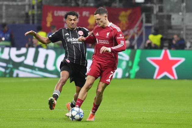 Nathaniel Brown (Eintracht Frankfurt, 21) gegen Florian Wirtz (Liverpool FC) - Frankfurt 22.10.2025: Eintracht Frankfurt vs. FC Liverpool, Deutsche Bank Park, UEFA Champions League
