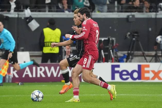 Ritsu Doan (Eintracht Frankfurt, 20) gegen Dominik Szoboszlai (Liverpool FC) - Frankfurt 22.10.2025: Eintracht Frankfurt vs. FC Liverpool, Deutsche Bank Park, UEFA Champions League