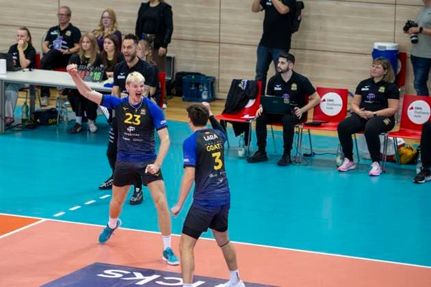 1.Volleyball Bundesliga -Saison 2025 2026 VC Bitterfeld-Wolfen vs.Helios Grizzlys Giesen Halle, Deutschland 22. Oktober 2025: Im Bild:v.li.Samuel Schellenberg (Bitterfeld) und Sebastian Lara (Bitterfeld) Halle Saale SWH Arena Sachsen-Anhalt Deutschland