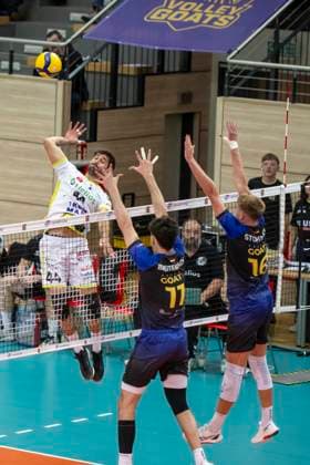1.Volleyball Bundesliga -Saison 2025 2026 VC Bitterfeld-Wolfen vs.Helios Grizzlys Giesen Halle, Deutschland 22. Oktober 2025: Im Bild:v.li.Juan Manuel Gonzalez Limon (Giesen),Nick Breitenbach (Bitterfeld) und Paul Stommel (Bitterfeld) Halle Saale SWH Arena Sachsen-Anhalt Deutschland
