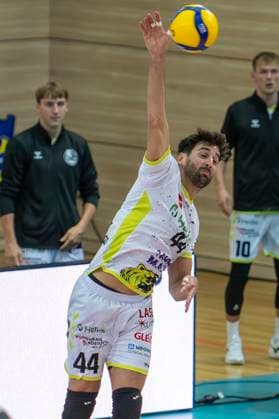 1.Volleyball Bundesliga -Saison 2025 2026 VC Bitterfeld-Wolfen vs.Helios Grizzlys Giesen Halle, Deutschland 22. Oktober 2025: Im Bild:Juan Manuel Gonzalez Limon (Giesen) Halle Saale SWH Arena Sachsen-Anhalt Deutschland